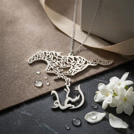 قلادة "أصالة الخيل" – أناقة مطعمة بالهوية